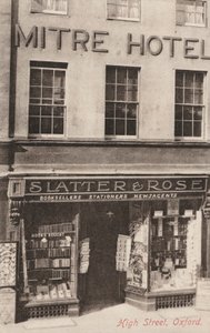 Mitre Hotel and Slatter and Rose, High Street, Oxford (zdjęcie czarno-białe) autorstwa English Photographer