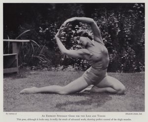 Nowoczesna kultura piękna: Ćwiczenie szczególnie dobre dla nóg i ud (zdjęcie czarno-białe) autorstwa English Photographer