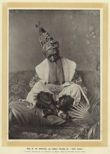 Pan E W Royce, jako Jabez Pasha w Don Juan autorstwa English Photographer