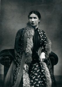 Pani Humphry Ward, 1881 r. autorstwa English Photographer