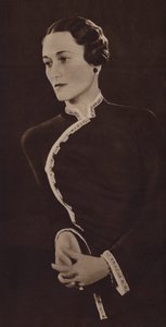 Pani Simpson, przyszła księżna Windsoru (zdjęcie czarno-białe) autorstwa English Photographer