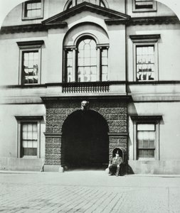 Northumberland House, Charing Cross, Westminster LB: dziedziniec, 1880 autorstwa English Photographer