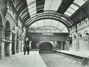 Stacja metra Notting Hill Gate: widok peronów i torów, 1868 autorstwa English Photographer