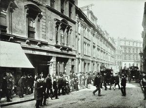 Old Broad Street, wejście do giełdy, City of London, 1890 autorstwa English Photographer