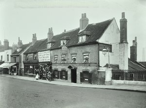 Old Bull, Wandsworth High Street, 1897 autorstwa English Photographer