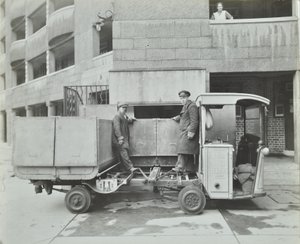 Ossulston Estate: śmieciarz opróżnia pojemnik na dnie zsypu na śmieci autorstwa English Photographer
