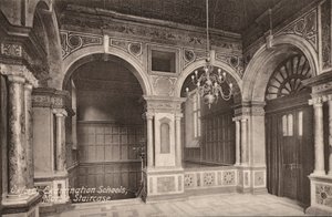 Oksfordzkie szkoły egzaminacyjne, marmurowe schody (zdjęcie czarno-białe) autorstwa English Photographer