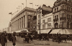 Oxford Street, Londyn, Selfridges (zdjęcie czarno-białe) autorstwa English Photographer