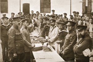 Paczki przybywające z domu, Handforth, ilustracja z niemieckich więźniów w Wielkiej Brytanii (fotograwiura) autorstwa English Photographer