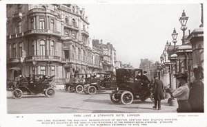 Park Lane i Brama Stanhope autorstwa English Photographer