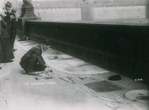Ludzie patrzą, jak artysta chodnikowy rysuje na chodniku kredą autorstwa English Photographer