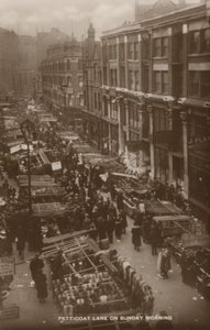 Petticoat Lane, Londyn, niedzielny poranek (zdjęcie czarno-białe) autorstwa English Photographer