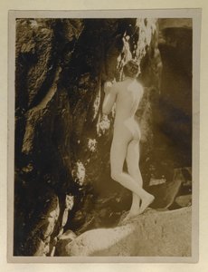 Fotografia nagiego Alistaira Grahama, przechowywana wraz z listem do Evelyn Waugh, ok. 1924 r. (odbitka żelatynowo-srebrowa) autorstwa English Photographer