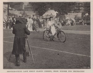 Fotografowanie Lady Emily Gladys Cherry, laureatki nagrody za dekoracje autorstwa English Photographer