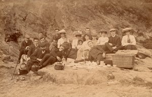 Herbata piknikowa na plaży (zdjęcie czarno-białe) autorstwa English Photographer