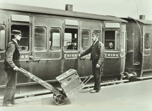 Tragarze peronowi na stacji kolejowej, 1885 autorstwa English Photographer