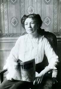 Portret Christabel Pankhurst czytającej kopię Sufrażystki ok. 1905 r.