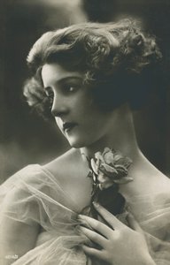 Portret pięknej młodej kobiety z różą (zdjęcie czarno-białe) autorstwa English Photographer