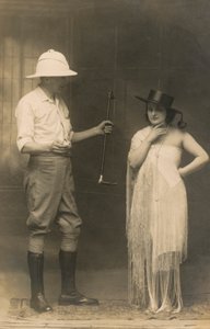 Portret mężczyzny w stroju jeździeckim i kobiety w kapeluszu i sukience (zdjęcie czarno-białe) autorstwa English Photographer