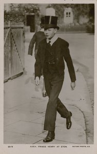 Pocztówka z 1913 roku przedstawiająca księcia Henryka w Eton. autorstwa English Photographer