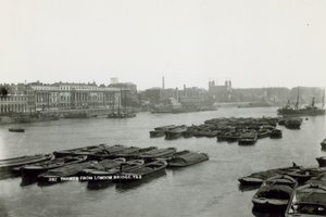 Pocztówka z widokiem na Tamizę z London Bridge autorstwa English Photographer