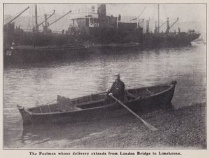 Listonosz, którego dostawa rozciąga się od London Bridge do Limehouse w łodzi na Tamizie w Londynie (zdjęcie czarno-białe) autorstwa English Photographer