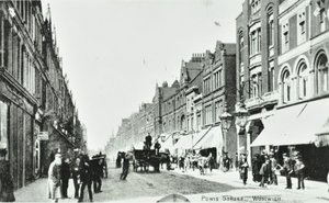 Powis Street, Woolwich: widok ogólny, 1890 autorstwa English Photographer