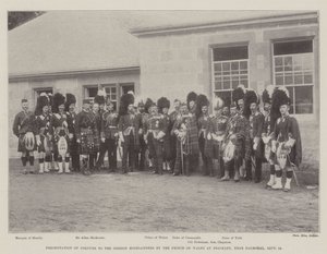 Prezentacja kolorów Gordon Highlanders przez księcia Walii w Braikley, niedaleko Balmoral, 18 września autorstwa English Photographer