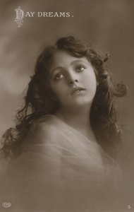 Ładna dziewczyna, śni na jawie (zdjęcie czarno-białe) autorstwa English Photographer