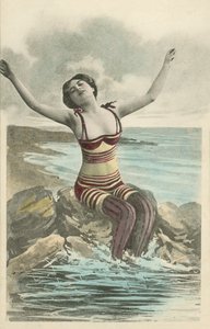 Ładna dziewczyna w nietypowym kostiumie kąpielowym w paski z legginsami (kolorowe zdjęcie) autorstwa English Photographer