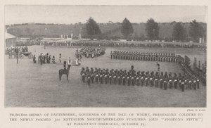 Księżniczka Henryka z Battenberg, gubernator Isle of Wight, przedstawia kolory nowo sformowanemu 3. batalionowi Northumberland Fisiliers (stary bojowy piąty) w koszarach Parkhurst, 25 października (bw ph autorstwa English Photographer