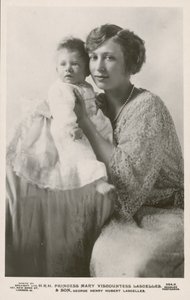 Księżniczka Mary, wicehrabina Lascelles, ze swoim najstarszym synem, Georgem (zdjęcie czarno-białe) autorstwa English Photographer
