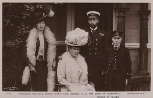 Księżniczka Wiktoria, królowa Maria, król Jerzy V, książę Kornwalii (zdjęcie czarno-białe) autorstwa English Photographer