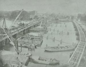 Putney Bridge: kopanie fundamentów pod nowy most, 1883 autorstwa English Photographer