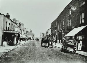 Putney High Street, patrząc w stronę mostu, 1885 autorstwa English Photographer