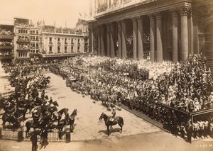 Królowa Wiktoria, procesja z okazji Diamentowego Jubileuszu dotarła do St Pauls, 1897 r. autorstwa English Photographer