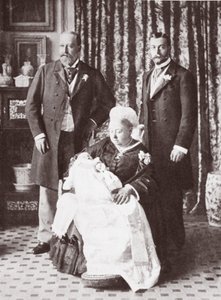 Królowa Wiktoria trzymająca króla Edwarda VIII podczas jego chrztu 16 lipca 1894 r. autorstwa English Photographer