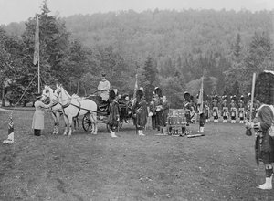 Królowa Wiktoria przedstawiająca kolory Cameron Highlanders, 1873 autorstwa English Photographer