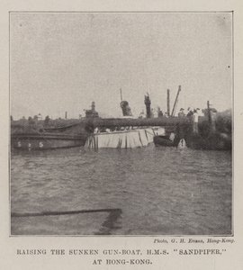 Podnoszenie zatopionej kanonierki HMS Sandpiper w Hongkongu autorstwa English Photographer
