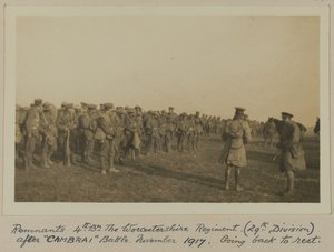 Resztki 4. Bn. Pułk Worcestershire (29. Dywizja) po bitwie „CAMBRAI”, listopad 1917, powrót do odpoczynku autorstwa English Photographer