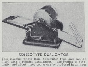 Powielacz Roneotyp (zdjęcie czarno-białe) autorstwa English Photographer