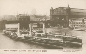 Royal Sovereign i Koh-I-Noor przy London Bridge autorstwa English Photographer