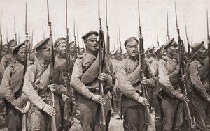 Rosyjska piechota na defiladzie i prezentująca broń podczas I wojny światowej, z The Illustrated War News, 1915 autorstwa English Photographer