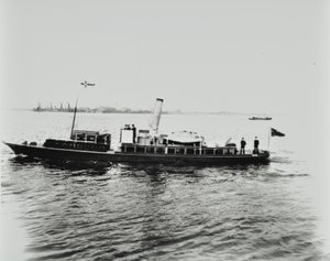 S.S. Beatrice, statek na Tamizie, 1898 autorstwa English Photographer