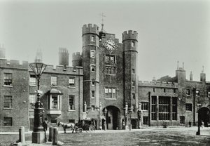 Pałac św. Jakuba, Pałac św. Jakuba, Westminster LB: od ulicy Saint Jamess, 1896 autorstwa English Photographer