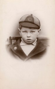Uczeń w mundurze (zdjęcie czarno-białe) autorstwa English Photographer