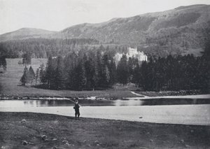 Szkocja: Invercauld, z rzeki (zdjęcie czarno-białe) autorstwa English Photographer