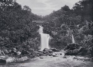 Szkocja: Inversnaid Falls, Loch Lomond (zdjęcie czarno-białe) autorstwa English Photographer