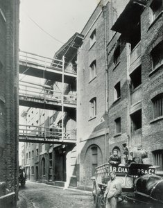 Shad Thames, Londyn, 1890 autorstwa English Photographer
