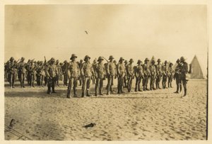 Pokazuje część mojego Coya na paradzie w Shusha - Pustynia Libijska 6:30, wrzesień 1916 (zdjęcie czarno-białe) autorstwa English Photographer